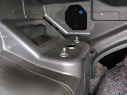 2019.06.24 - Rear left shock (top).jpg