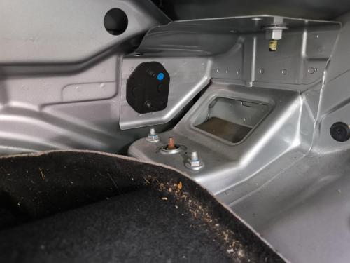 2019.06.24 - Rear right shock (top).jpg
