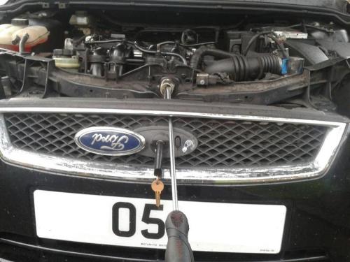 DRIVER IN WHITE COLLETTE TOP CENTRE GRILL PUT DRIVER  ford-focus-bonnet-lock.jpg